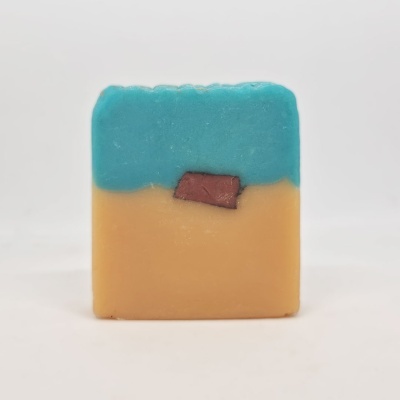 Sabonete bicolor azul e amarelo com detalhe marrom no centro