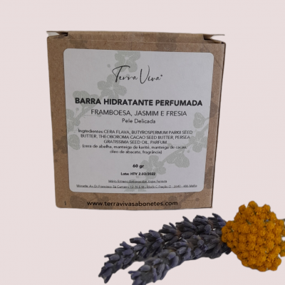 Caixa de barra hidratante perfumada Terra Viva com etiqueta branca e ramos de flores secas
