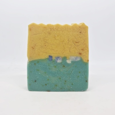 Sabonete artesanal amarelo e verde-azulado com textura irregular