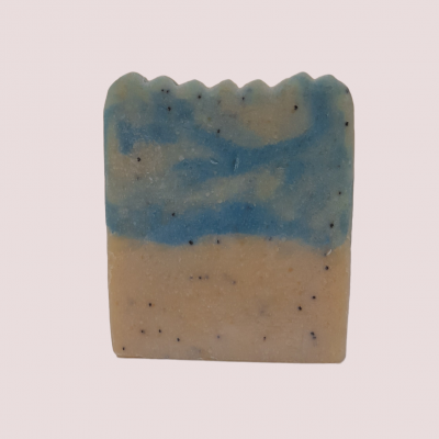 Sabão artesanal creme e azul com topo ondulado e manchas pretas
