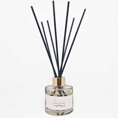 Difusor de aroma artesanal com frasco de vidro, tampa dourada e varetas pretas