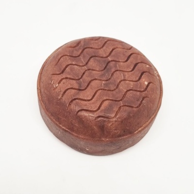 Bola redonda de madeira com padrão ondulado