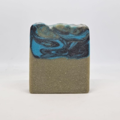 Sabonete artesanal com textura ondulada e cores azul, preto e cinzento