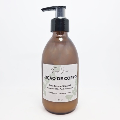 Frasco castanho de loção de corpo com bomba preta e etiqueta branca com texto em português