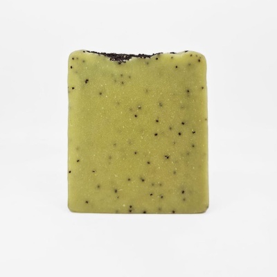 Sabonete verde com partículas pretas sobre fundo branco