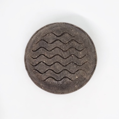 Suporte redondo em cortiça com padrão de ondas