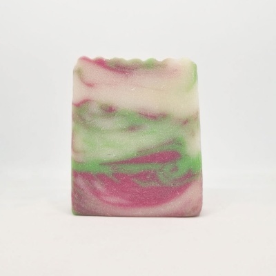 Sabonete artesanal retangular com cores rosa, verde e branco