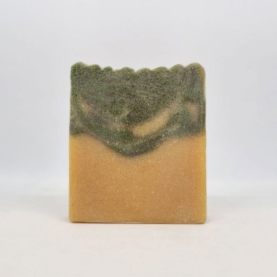 Sabonete artesanal retangular com topo ondulado em castanho e verde
