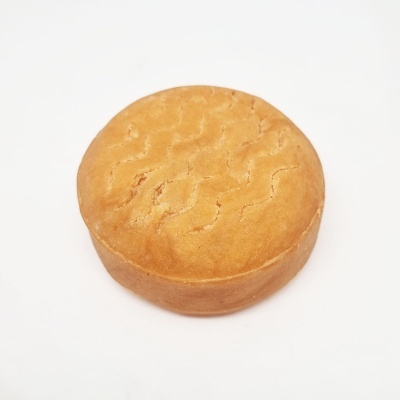 bolo redondo castanho claro com linhas onduladas na superfície