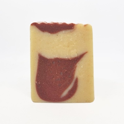 Sabonete retangular bege e vermelho escuro com padrão marmoreado