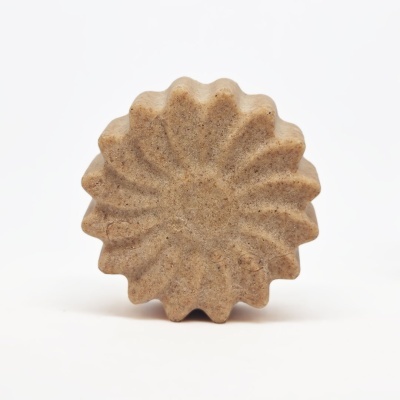 Bloco esfoliante floral bege castanho sobre fundo branco