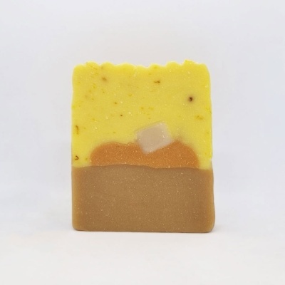 Sabonete artesanal amarelo e castanho com textura granulada