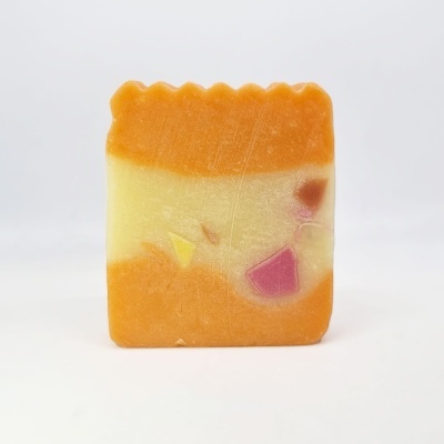 Sabonete quadrado bicolor com detalhes coloridos e corte ondulado