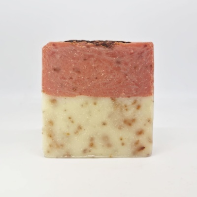 Sabão artesanal quadrado bicolor em fundo branco