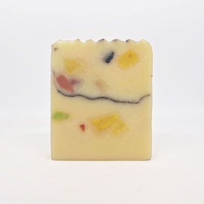 Sabonete artesanal creme com pedaços coloridos variados embutidos e topo ondulado