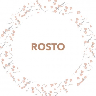 Moldura circular de flores cor-de-rosa com a palavra ROSTO ao centro