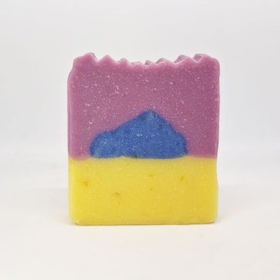 Sabonete artesanal colorido em fundo branco