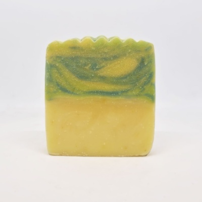 Sabonete artesanal amarelo e verde com topo ondulado