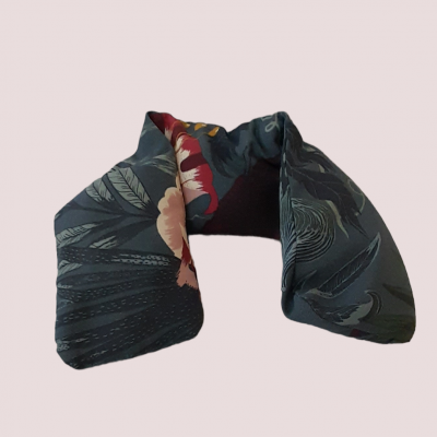 Cachecol floral verde, vermelho e bege em tecido suave com textura enrugada