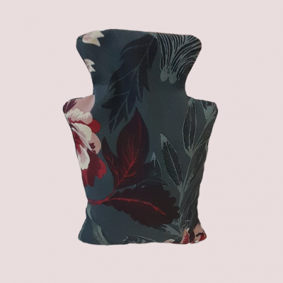 Expositor de colar com tecido estampado floral em tons escuros