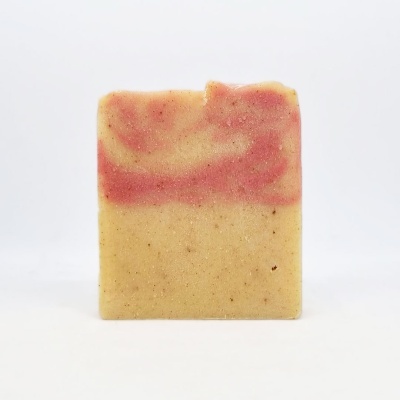 Sabonete artesanal bege e rosa com padrão marmoreado