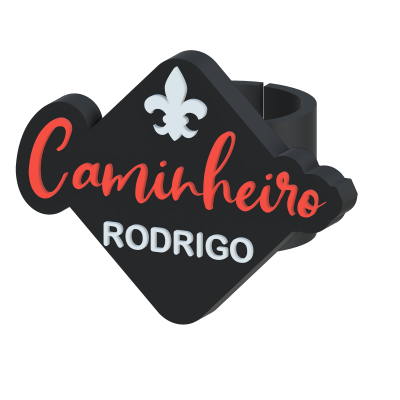 Anel preto com placa decorativa com texto Caminheiro RODRIGO