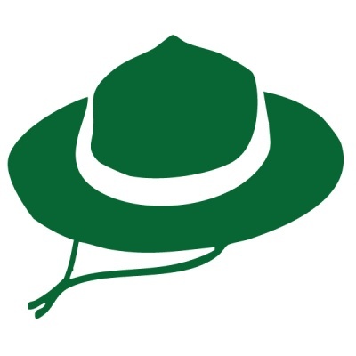 Chapéu verde escuro com fita branca e cordão