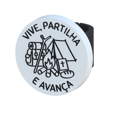 Anel com placa redonda branca com desenho de fogueira, mochila, cajado e tenda e texto VIVE, PARTILHA E AVANÇA.