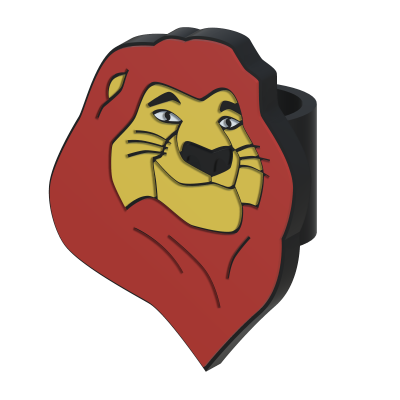 Anel preto com figura de cabeça de leão em amarelo e vermelho