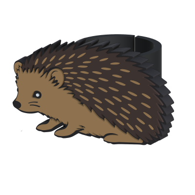 Anel ajustável com formato de ouriço em acrílico castanho.