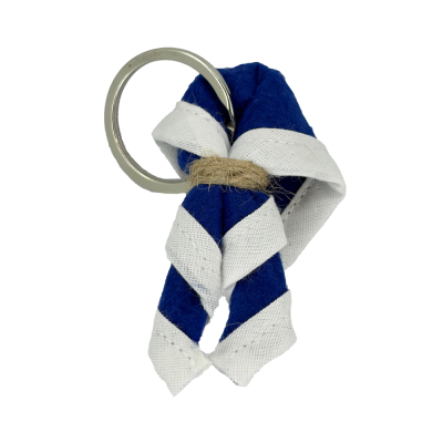 Chaveiro azul e branco com argola metálica.