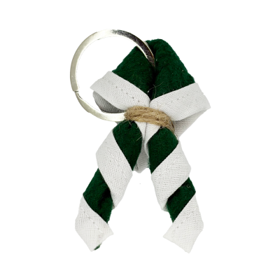 Chaveiro com fita verde e branca enrolada e amarrada