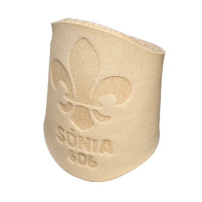 Pulseira em couro bege com relevo flor-de-lis e texto SÓNIA 306
