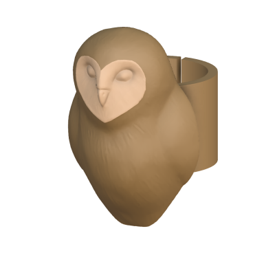 Anel dourado em forma de coruja com textura de penas e rosto detalhado