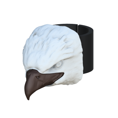 Anel com design de cabeça de águia branca e bico castanho com aro preto