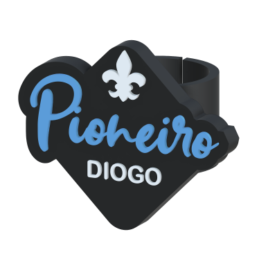 Anel preto com placa losango com texto azul e branco e símbolo branco