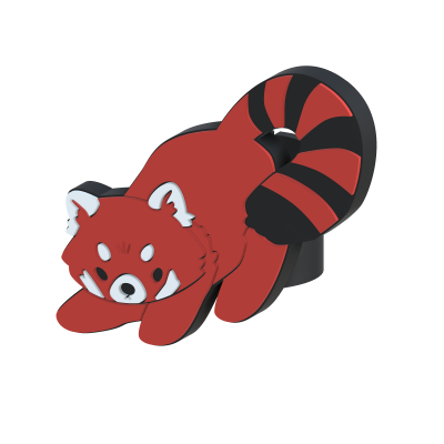 Porta-chaves em forma de panda vermelho, branco e preto com cauda listrada.