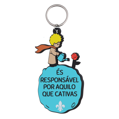 Pendente para porta-chaves com personagem a regar uma flor e texto em português