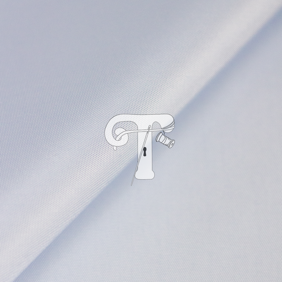 Tafetá Azul Celeste tecido branco liso com logotipo preto e branco em forma de T