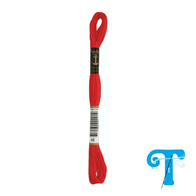 Fio para bordar vermelho com etiqueta Anchor e código de barras.