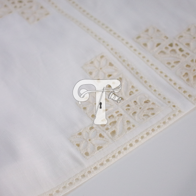 Tecido branco bordado bege com recortes e bordas decorativas