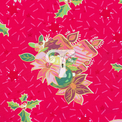 Tecido vermelho com estampa natalícia de velas, poinsétias, bagas e folhas verdes