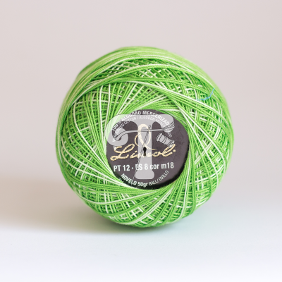 Rolo de linha para bordar ou costura verde claro e verde limão da marca Le Lis com etiqueta preta.