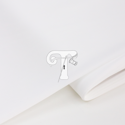 Tecido branco liso dobrado numa superfície branca