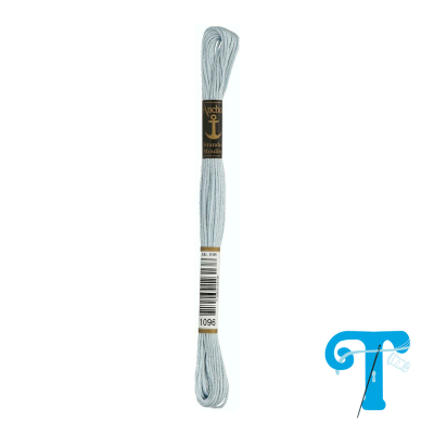 Skein de linha cinza claro para bordado Anchor Grande Mouline com etiqueta preta e código 1096