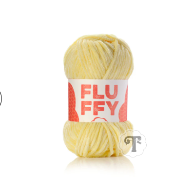 Novelo de fio amarelo claro com etiqueta FLUFFY