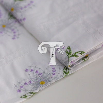 Tecido branco com bordado floral colorido