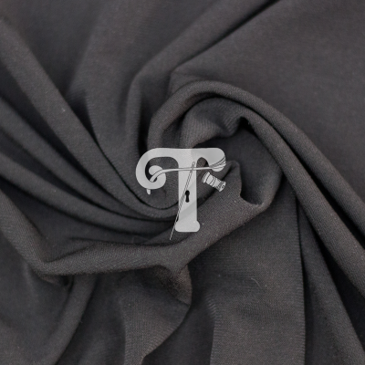 tecido preto com etiqueta branca e letra T