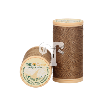 Duas bobines de linha castanha mez Cotton com etiquetas e texto