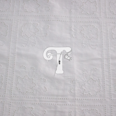 Tecido branco bordado com padrão floral em relevo